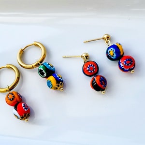 Bracciale con orecchini a cerchio in oro con ciondolo di perla "Alegra" fatto a mano, Boho Hippie, perline di vetro dipinte a mano, set regalo minimalista