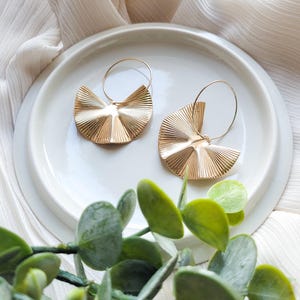 Creolen dun met hanger "Aleia" gouden grote handgemaakte oorbellen met zon minimalistisch cadeau boho hippie messing rond statement sierlijk