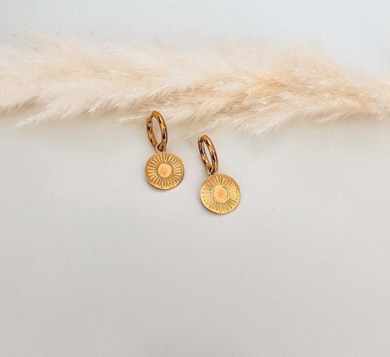 Creolen mit Anhänger Alea goldene Kreolen klein Handmade Ohrringe mit Sonne minimalistisch Geschenk Boho Hippie 18k vergoldet Rund Bild 5
