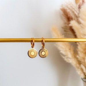 Creolen mit Anhänger Alea goldene Kreolen klein Handmade Ohrringe mit Sonne minimalistisch Geschenk Boho Hippie 18k vergoldet Rund Bild 1