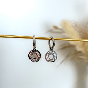 Creolen met hanger "Alea" zilveren creolen kleine handgemaakte oorbellen met zon minimalistisch cadeau boho hippie rond Moederdag zon bedel