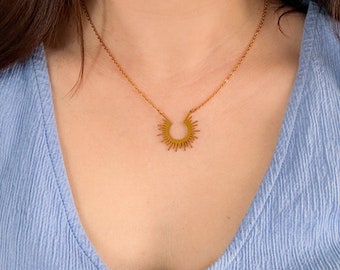 Halskette mit Sonnenanhänger gold Edelstahl Sun Charm Sonnenstrahlen Sonnenaufgang Muttertag Geschenk Freundin Sonne Astrologie hypoallergen