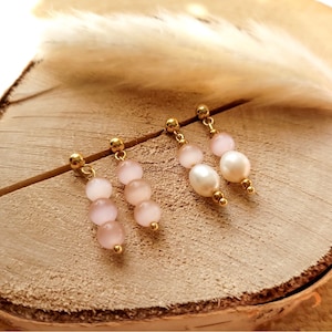 Handmade goldene Ohrstecker mit Rosenquarz und Süßwasserperlen Anhänger Hängeohrringe 24K minimalistisch Geschenk Boho zierlich Heilsteine