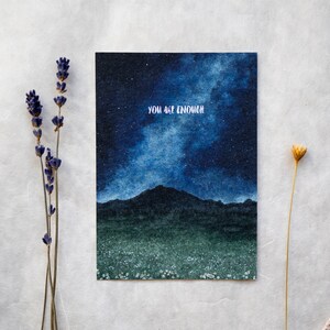 Eres suficiente III - Postal de acuarela premium pintada a mano A6 Cielo nocturno Estrellas Flores Vía Láctea Afirmación Amor propio Salud mental