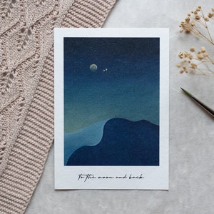 To the moon and back - Premium Aquarell Postkarte Handgemalt A6 Weltraum Sterne Universum Raumschiff Mond Planet Grußkarte Gouache