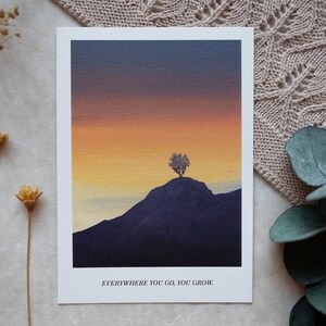 Everywhere You Go, You Grow - Aquarell Postkarte Handgemalt A6 Baum Sonnenuntergang Grußkarte Gouache Kunstdruck