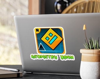 Könnte beinhalten: Ein Laptop mit einem Aufkleber des Geometry Dash-Spielelogos. Das Logo ist ein gelbes Quadrat mit einem blauen und grünen Symbol darin. Der Text "Geometry Dash" ist in Grün unter dem Logo geschrieben.