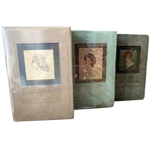 Conjunto de primeiras edições em capa dura de Anne de Green Gables (1908, 1909, 1915) de L.M. Montgomery. Livros antigos, raros e clássicos da trilogia.