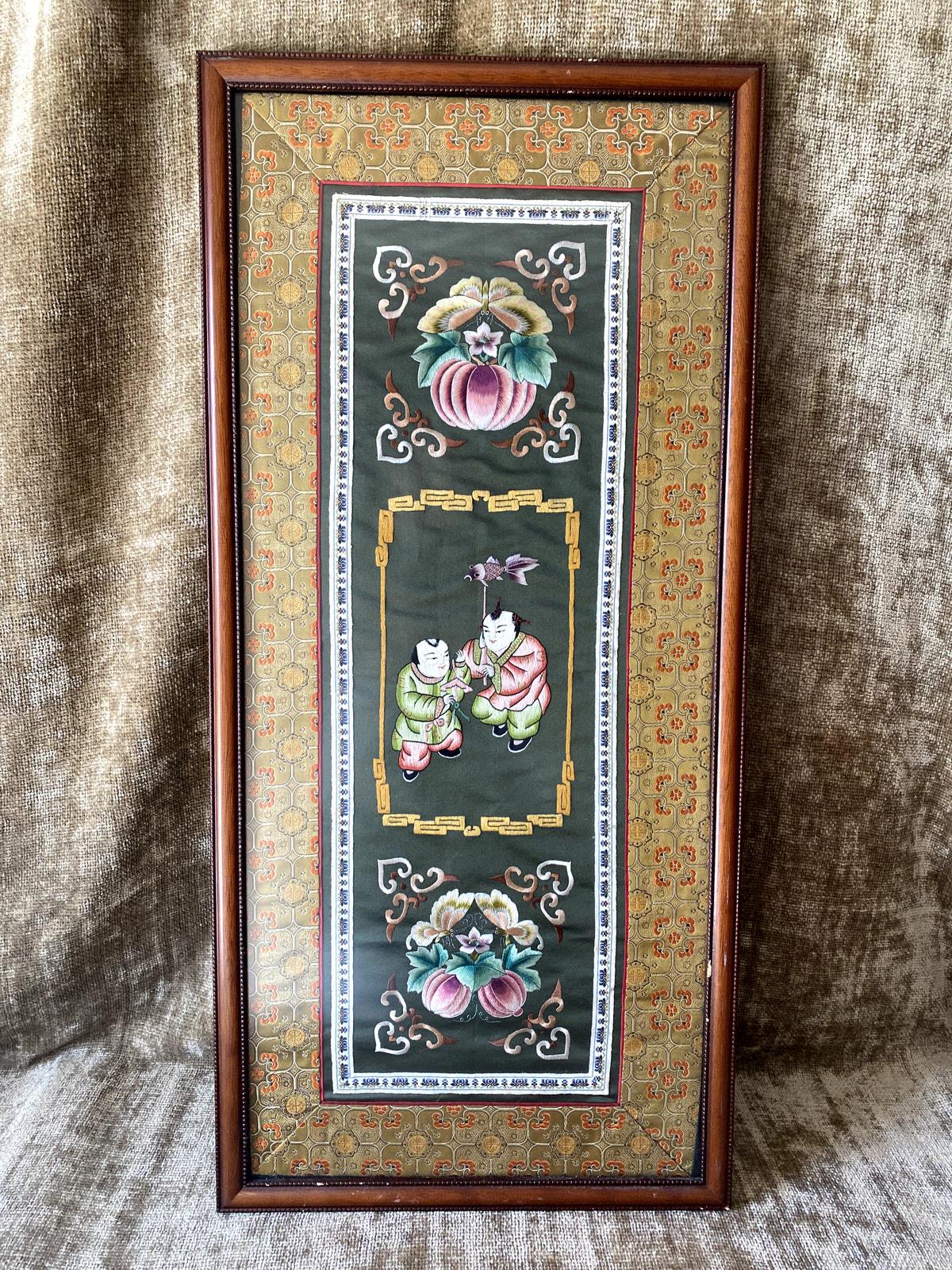 ヴィンテージ額入り中国シルク刺繍（26x12）1900-1940年代、吊り下げ用