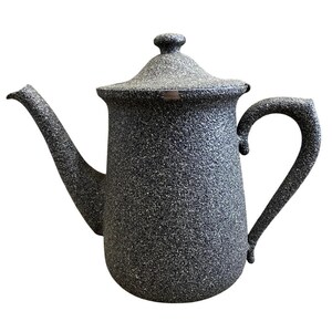 Op de afbeelding: Een grijze gespikkelde theepot van keramiek met een deksel en een handvat. De theepot heeft een rond lichaam en een tuit.