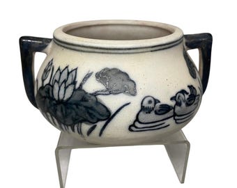 Quemador de incienso trípode Koro estilo Seto japonés vintage con diseño de pájaros de loto azules.