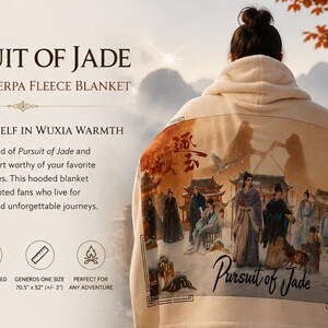 Op de afbeelding: Cr&egrave;mekleurige hooded sherpa fleece deken met een gedetailleerde illustratie op de achterkant. De illustratie toont figuren in traditionele kleding. De deken is gelabeld "Pursuit of Jade" en is 179 cm x 132 cm.