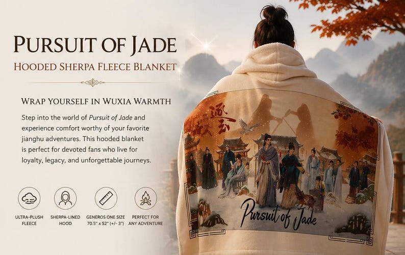 Op de afbeelding: Cr&egrave;mekleurige hooded sherpa fleece deken met een gedetailleerde illustratie op de achterkant. De illustratie toont figuren in traditionele kleding. De deken is gelabeld "Pursuit of Jade" en is 179 cm x 132 cm.