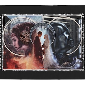Op de afbeelding: Zwarte rechthoekige sprei met een gesplitst ontwerp met Padmé Amidala en Anakin Skywalker. De sprei heeft een decoratieve rand en de namen van de personages staan verticaal afgedrukt. Het kunstwerk is in tinten grijs, rood en wit.