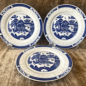 Vtg Three 9.25&quot; Chinese Porcelain Rice Eye Grain Plates Blue & White Pagoda Pic