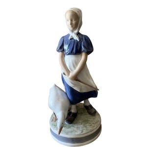 Vtg Royal Copenhagen &quot;Goose Girl&quot; Figurine #527 – Free  U.S. Shipping