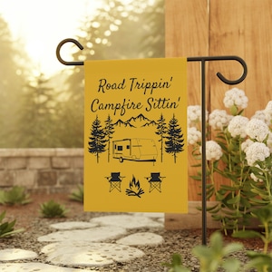 Road tripting Campfire Sittin, Bandera de camping, Bandera de jardín, Bandera de campista, Bandera de camping, Regalo de autocaravana, Regalo de autocaravana, Fogata, Regalo de camping, Bandera de RV