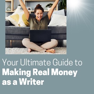 Op de afbeelding: Een vrouw zit op de vloer voor een bank, met haar armen in de lucht, glimlachend en kijkend naar een laptop. De tekst "Your Ultimate Guide to Making Real Money as a Writer" wordt onder de afbeelding weergegeven. De tekst "ThePajamaWriter.com/startlearning" wordt onderaan de afbeelding weergegeven.