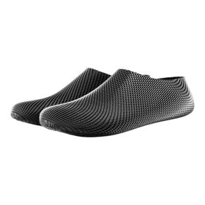 Könnte beinhalten: Ein Paar schwarze Slipper mit einer strukturierten, gewebten Oberfläche. Die Schuhe haben ein flaches Design mit abgerundeter Spitze und eine durchgehende, nahtlose Konstruktion, die den Fuß umschließt und ein schlankes, einheitliches Aussehen bietet.