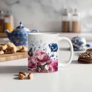 Może przedstawiać: Biały ceramiczny kubek z czarnym uchwytem i napisem "But First, Coffee" pogrubioną czcionką. Kubek jest ustawiony na rozmytym tle, sugerującym przytulne otoczenie.