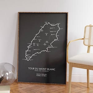 Może przedstawiać: Czarno-biały plakat z mapą szlaku Tour du Mont Blanc. Mapa pokazuje trasę szlaku, zmiany wysokości i kluczowe punkty. Tekst na plakacie brzmi "Tour du Mont Blanc, Francja - Włochy - Szwajcaria, 164,2 km / 102 mile, 10 602 m / 34 783 st&oacute;p."