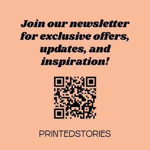 Może przedstawiać: Dołącz do naszego newslettera, aby otrzymywać ekskluzywne oferty, aktualizacje i inspiracje! Wyświetlony jest czarno-biały kod QR z tekstem "PRINTEDSTORIES" poniżej.