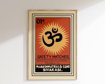 Puede incluir: Una etiqueta de caja de cerillas de estilo vintage con fondo naranja y un diseño de sol amarillo. La etiqueta presenta la palabra sánscrita "Om" en letras negras y el texto "Safety Matches" en letras negras. El texto "M/SHASHMATRAI & SONS SIVAKASI." también está incluido en letras negras.