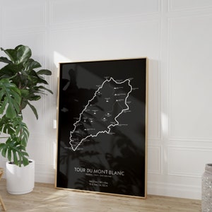 Może przedstawiać: Minimalistyczny plakat w czerni i bieli z rysunkiem linii szlaku Tour du Mont Blanc. Plakat zawiera tekst "Tour du Mont Blanc" i "Francja, Włochy, Szwajcaria" w kolorze białym na czarnym tle. Plakat zawiera r&oacute;wnież odległość szlaku w kilometrach i milach oraz przewyższenie w metrach i stopach.