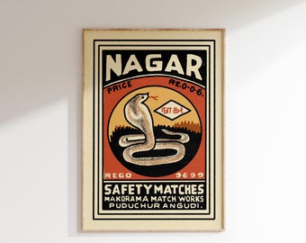 Puede incluir: Etiqueta de caja de cerillas de estilo vintage con un esquema de color rojo, naranja y negro. La etiqueta presenta una ilustración estilizada de una cobra con el texto "NAGAR" en letras grandes y en negrita. También se incluye el texto "SAFETY MATCHES", junto con el nombre de la empresa "MAKORAMA MATCH WORKS" y la ubicación "PUDUCHUR ANGUDI."