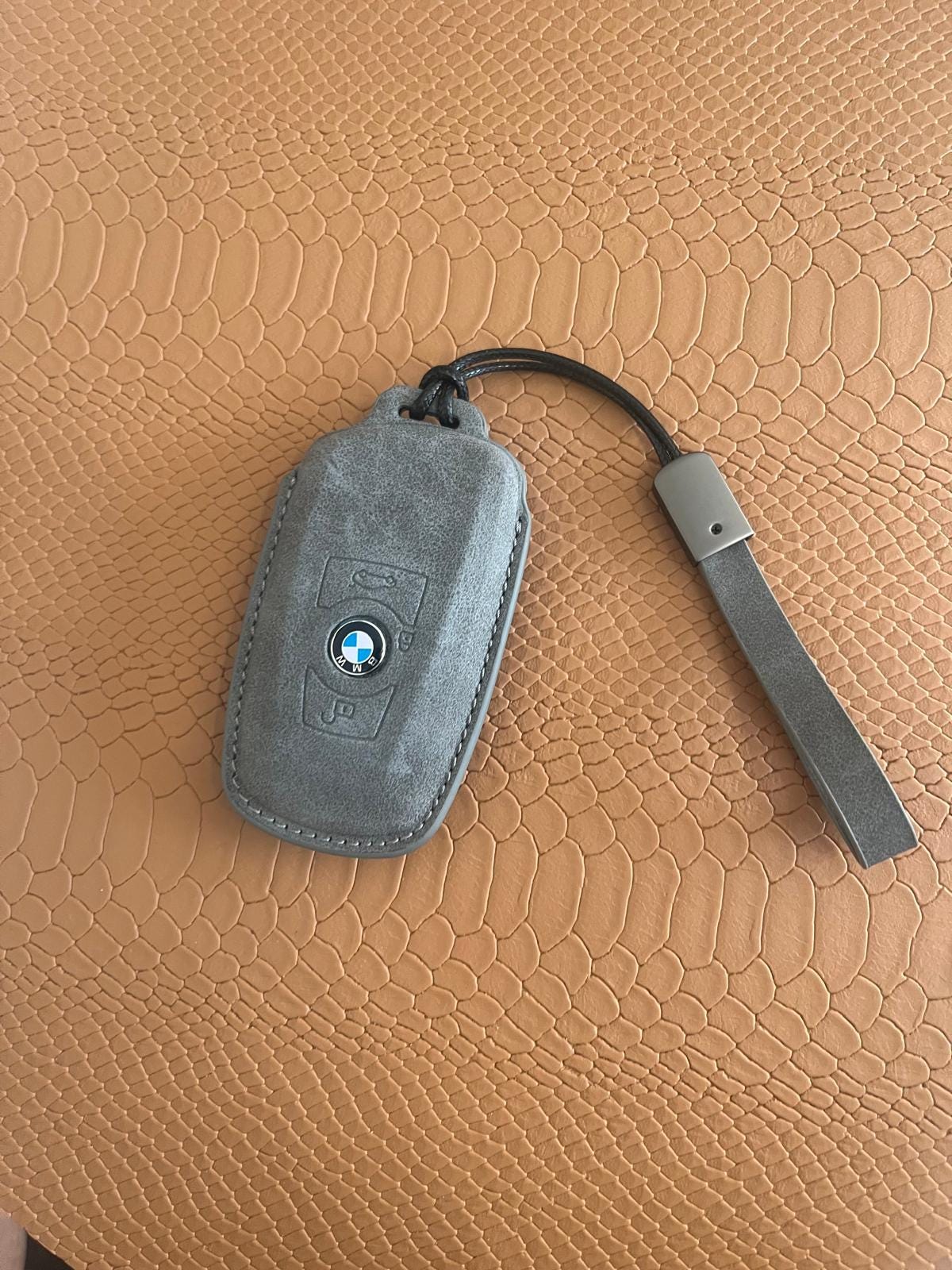 Alfanxi Cover per portachiavi, a forma di lama, in alcantara, per BMW serie 1, 3, 5, 7, 530, F48, X1, X2, X3, X4, X5, X6, (B1Grigio