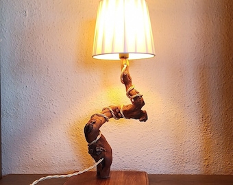 Rustikale Tischlampe. Rustikale Dekoration in einem handwerklichen, handgefertigten Stück. Hochwertige Holzlampe