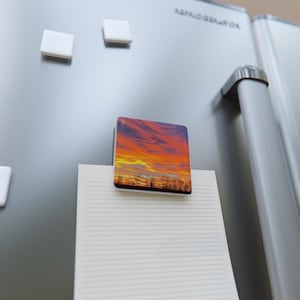 Magnete in porcellana personalizzabile con fotografia di un tramonto vibrante, decorazione per frigorifero e cucina.