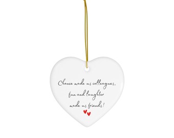Adorno colgante de corazón navideño, la oportunidad nos hizo colegas, la diversión y la risa nos hicieron amigos Adorno de cerámica en forma de corazón