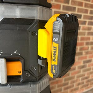 ToughBuilt StackTech - Dewalt 20v/60v Battery Clip - Battery Holder