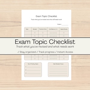 Op de afbeelding: Een witte Exam Topic Checklist op een houten oppervlak. De checklist bevat secties voor onderwerp, revisiestatus, oefenvoltooiing, vertrouwensniveau en beoordelingsbehoeften. Tekst: "Houd bij wat je hebt herzien en wat nog moet worden gedaan."