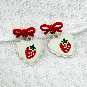 Erdbeere Kokette Ohrringe, süße baumeln Ohrringe, Obst Ohrringe, handgemachtes Geschenk für Frauen, Boho Botanischer Tropfen Ohrring, Cottagecore