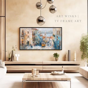 Pu&ograve; includere: Un grande schermo TV mostra un dipinto colorato di un paesaggio urbano con un tram giallo. L'opera d'arte &egrave; incorniciata in nero e appesa sopra un mobile in legno chiaro. Il testo "ART WINKS | TV FRAME ART" &egrave; visibile.