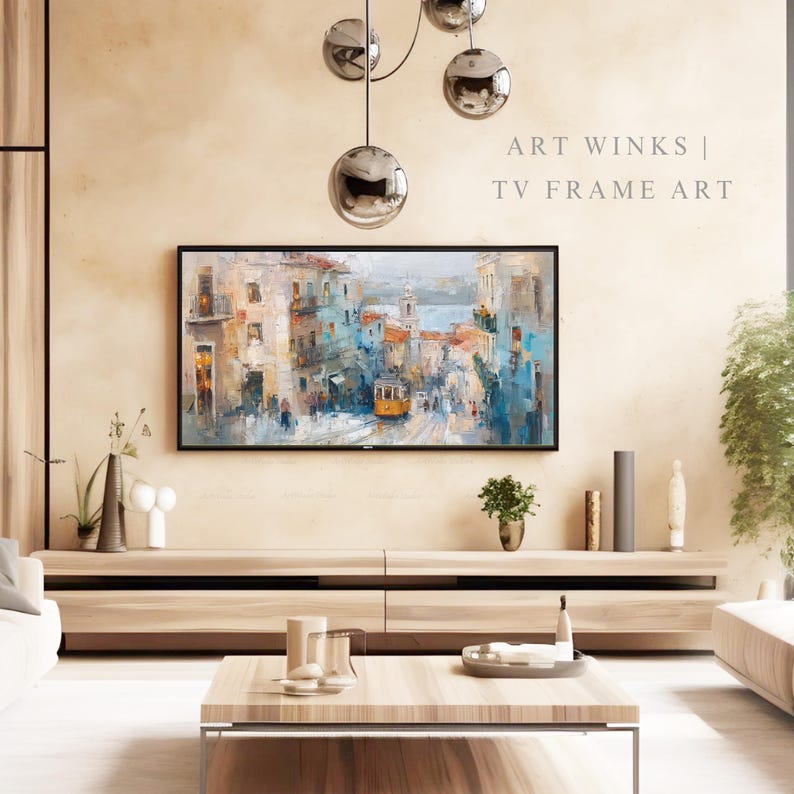 Pu&ograve; includere: Un grande schermo TV mostra un dipinto colorato di un paesaggio urbano con un tram giallo. L'opera d'arte &egrave; incorniciata in nero e appesa sopra un mobile in legno chiaro. Il testo "ART WINKS | TV FRAME ART" &egrave; visibile.