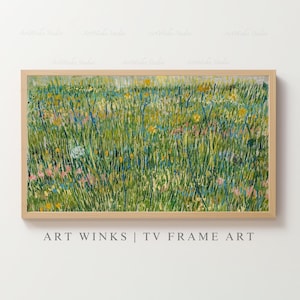Puede incluir: Impresión enmarcada de un campo de flores silvestres en un estilo impresionista. La obra de arte presenta largas pinceladas verdes, amarillas, azules y rosas, creando un efecto texturizado. El marco es de color madera clara, y el texto "ART WINKS | TV FRAME ART" está en la parte inferior.