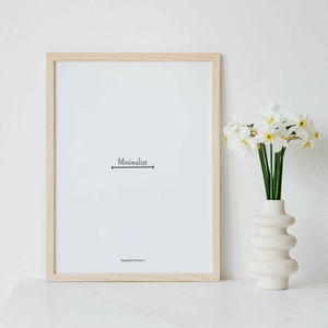 Könnte beinhalten: Ein minimalistischer Druck in einem hellen Holzrahmen mit dem Text "Minimalist" und "RelaxMePrintArt" auf weißem Hintergrund. Der Druck steht auf einer weißen Oberfläche neben einer weißen Vase mit weißen Blumen.