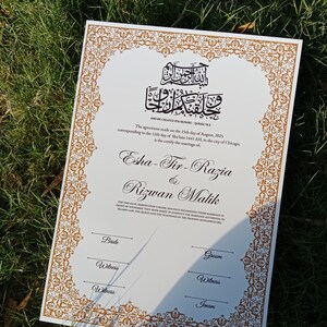 Nikkah-Urkunde mit Federstift und Goldrahmen, Nikkah-Urkunde, Nikkahnama, Muslimische Heiratsurkunde, A4/ A3-Urkunde.  P19