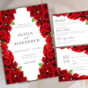 以下が含まれることがあります： 赤いバラの縁取りが施された結婚式の招待状セット。招待状には「Kindly join us for the wedding of Olivia and Alexander, August 20th at 3 PM, 99 Anywhere St, Any City, at 00000」と記載されています。RSVPカードには「RSVP」と、ゲストの名前、住所、電話番号、子供同伴の有無を記入するスペースがあります。