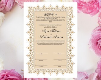Puede incluir: Un certificado de matrimonio con bordes dorados y beige ornamentados. El documento presenta escritura árabe en la parte superior y texto en inglés, incluidos los nombres Iqra Fatima y Rahman Imam. El certificado es para una boda.