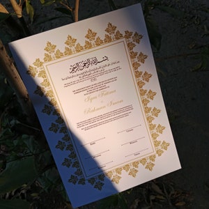 Nikkah-Urkunde mit Federstift und Goldrahmen, Nikkah-Urkunde, Nikkahnama, Muslimische Heiratsurkunde, A4/ A3-Urkunde. P25