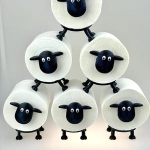Toilettenpapierhalter in Schafsform als Bastelset zum selbst Zusammenbau – Der charmante Hingucker und Geschenk für Bad oder Toilette!