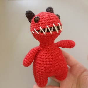 Wzór szydełkowy PDF w języku angielskim - mały diabełek, diabełek z przeszytymi ustami, wzór na zabawkę amigurumi