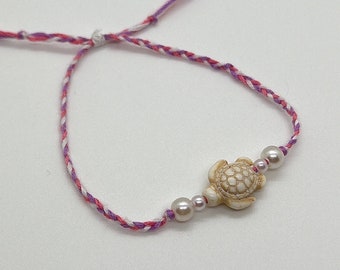 Bracelet tortue ajustable | Fait main | Bracelet rose, violet et blanc | Ficelle | Été | Perle | Tortue | Preppy |