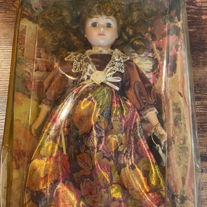 Sinfonía Clásica “Linda” Muñeca de Porcelana Niña Victoriana en Caja Original