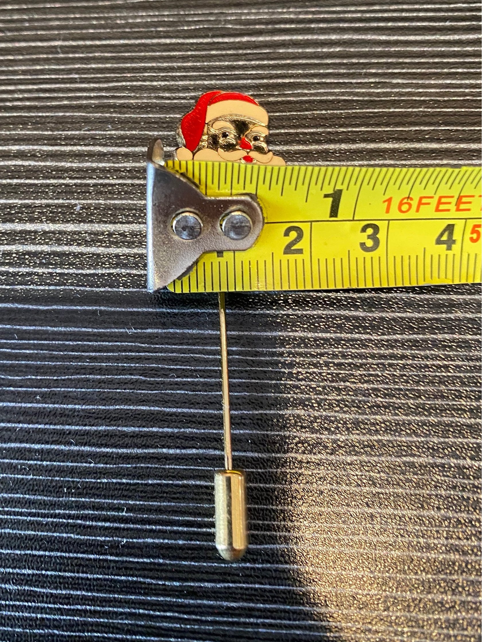 Épingle à Chapeau Vintage - Décoration Père Noël En émail Cloisonné Couleur Or - Occasion Bon état