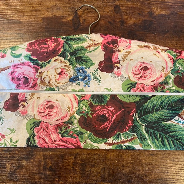 sac de vêtement floral fait à la main vintage pour lingerie—sac de vêtement cousu à la main court avec cintre rembourré en satin blanc